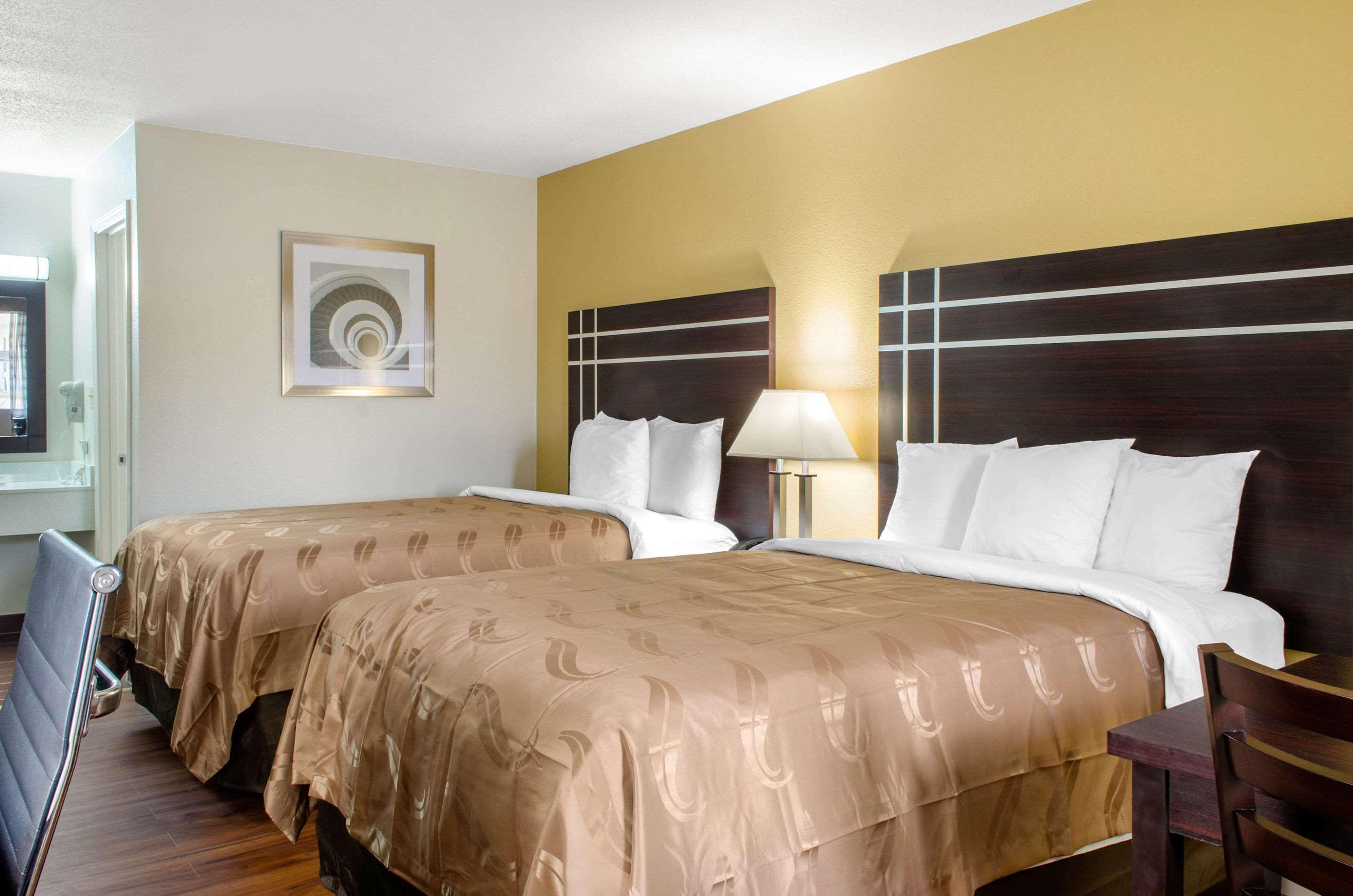 Quality Inn МакКом Екстериор снимка