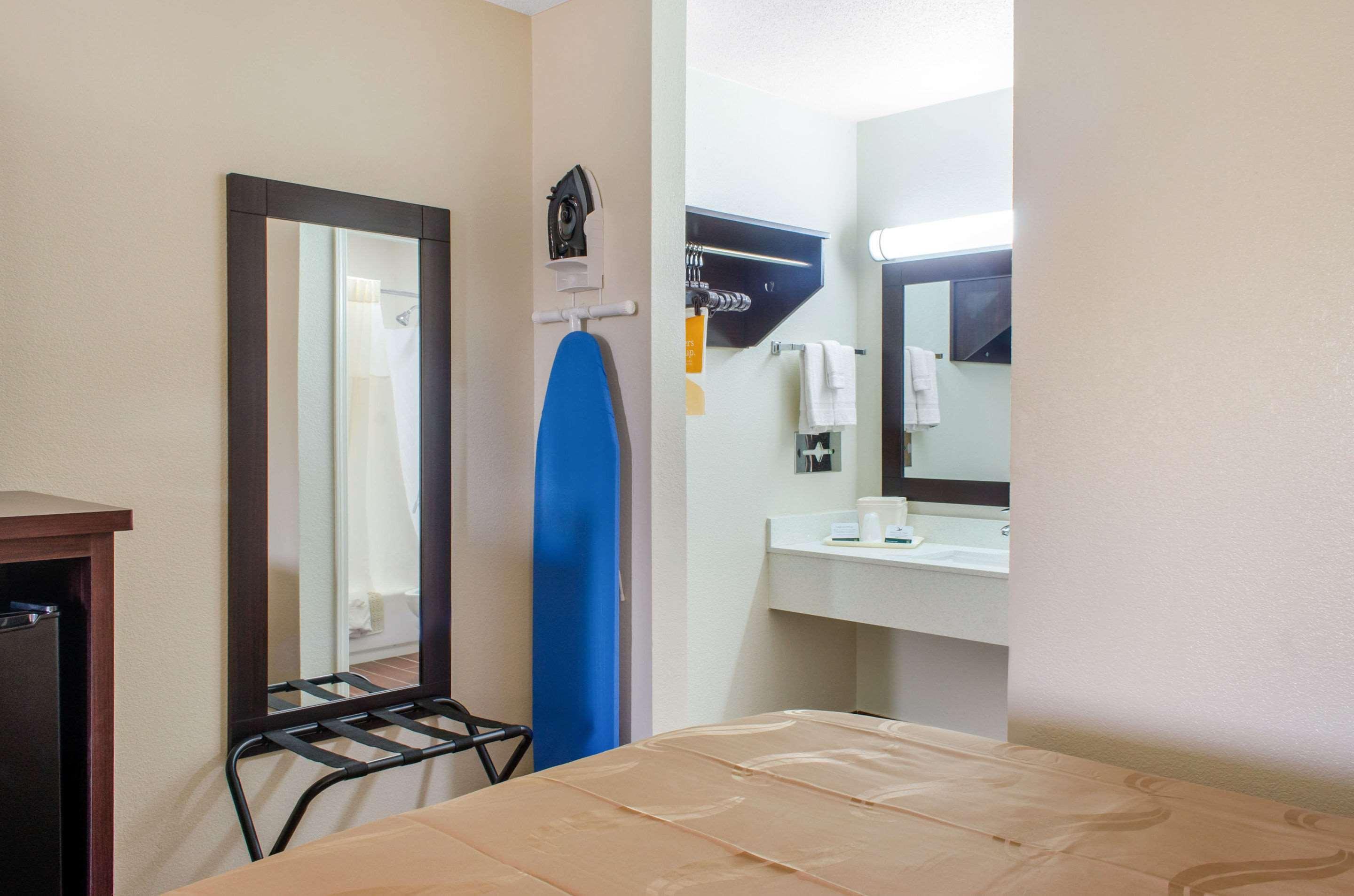 Quality Inn МакКом Екстериор снимка
