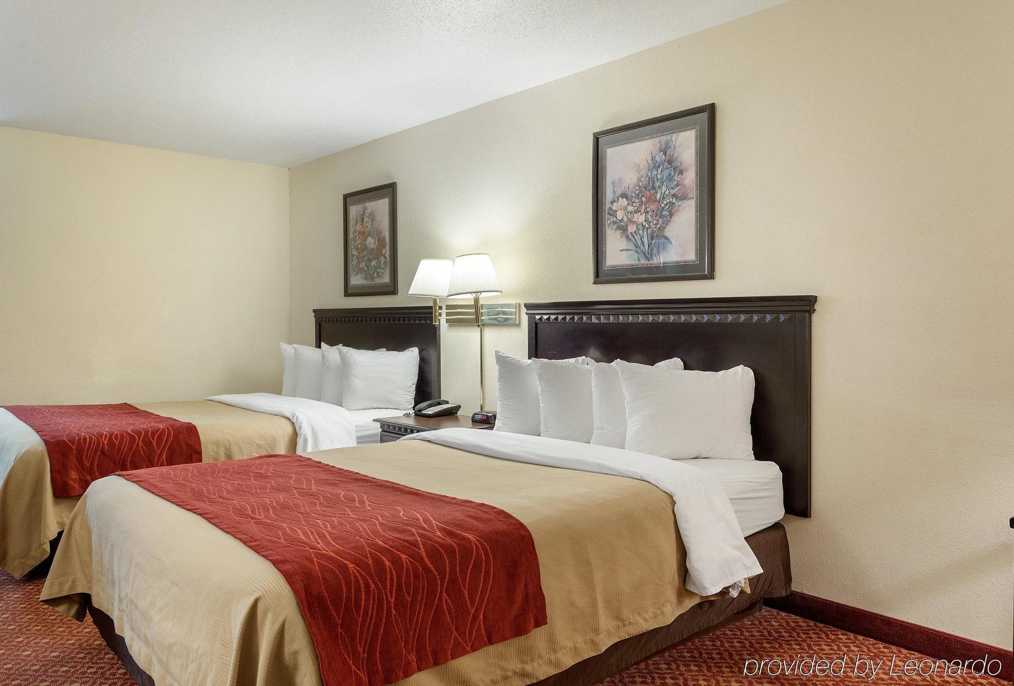 Quality Inn МакКом Екстериор снимка