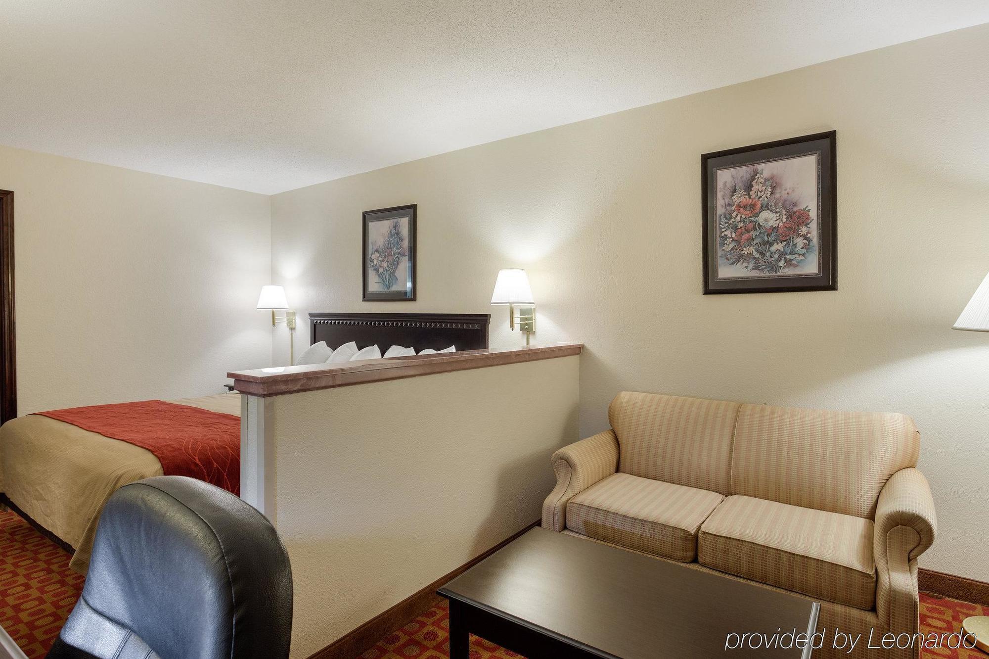 Quality Inn МакКом Екстериор снимка
