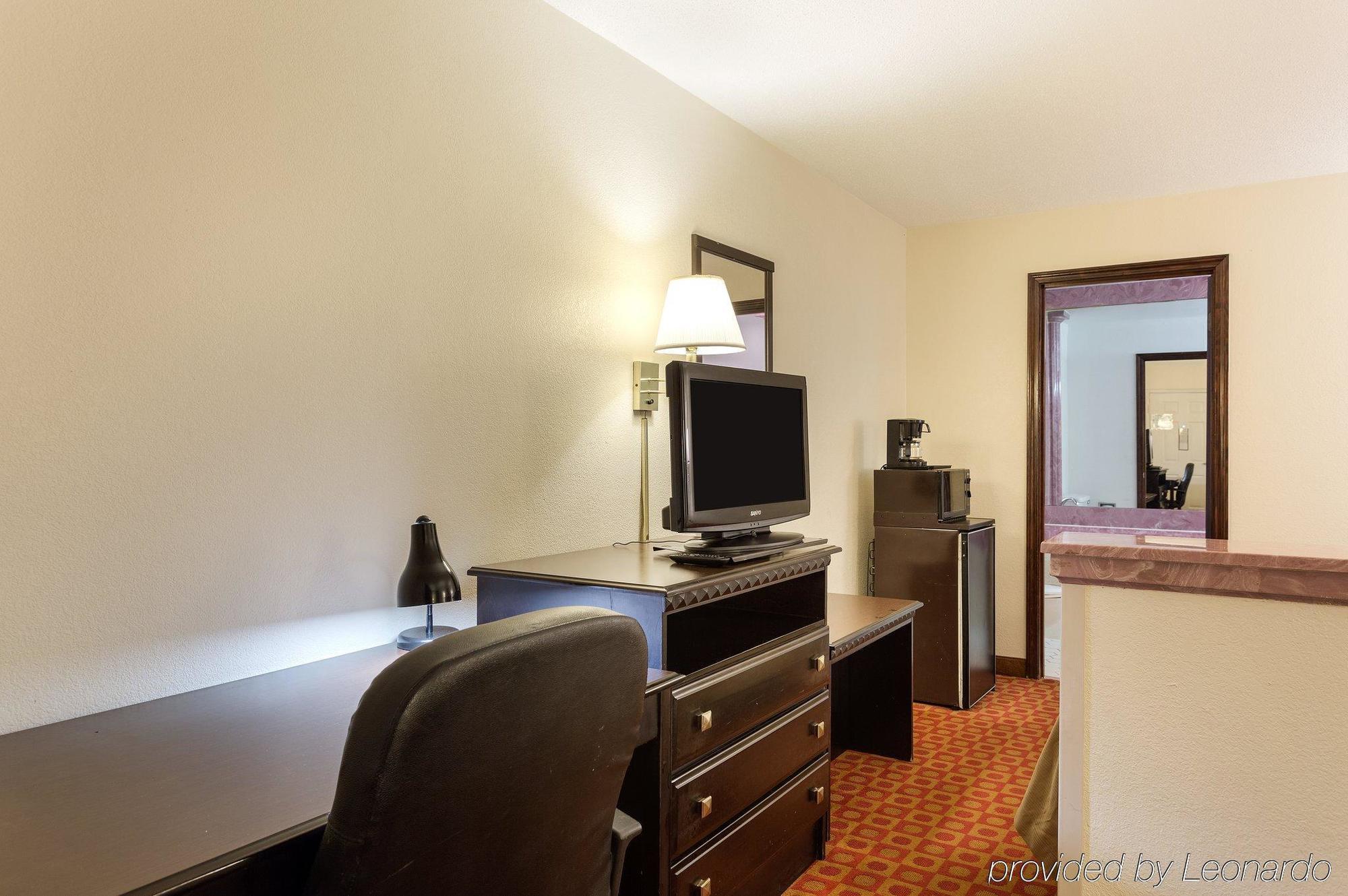 Quality Inn МакКом Екстериор снимка