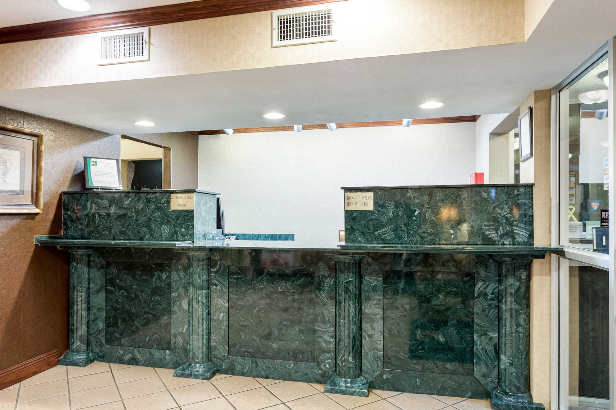 Quality Inn МакКом Интериор снимка